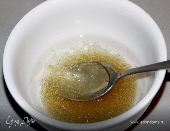 Желатин замочить в холодной воде.