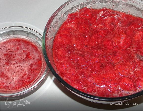Слить при помощи дуршлага всю жидкость с клубники.Ягоды слегка размять вилкой.Добавить в сок(у меня получилось около стакана)2ст.л сахара.Оставшийся сахар добавить в пюре.Тщательно перемешать и оставить до растворения сахара.