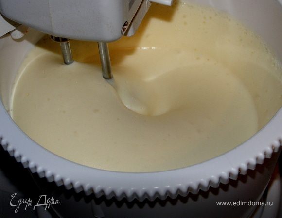 Разогреваем духовку до 180С.Охлаждённые яйца взбиваем на высоких оборотах до пышности.
