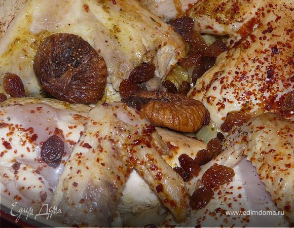 Курицу разобрать, каркас положить в воду и сварить бульон.
В тяжелой кастрюле разогреть масло, положить части курицы, посолить, поперчить. Подрумянить и добавить лук и имбирь.
Положить изюм и инжир (или др.) к курице, через пару минут добавить бульон (ок.3 половников) и шафран. Тушить ок.45 минут (если нужно, подливайте еще бульон).
на сковородке подрумянить миндаль, затем кунжут.
Вынуть из мяса инжир (большие фрукты) и обвалять в кунжуте.
Подавать на блюде, обложив фруктами и посыпав орехами. Хорошо с кускусом или булгуром...или с чем захотите.

Можно делать сразу две, если такой мало.