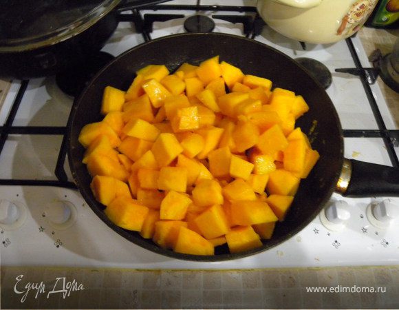Нарезать тыкву небольшими кубиками, обжарить на оливковом масле до корочки.