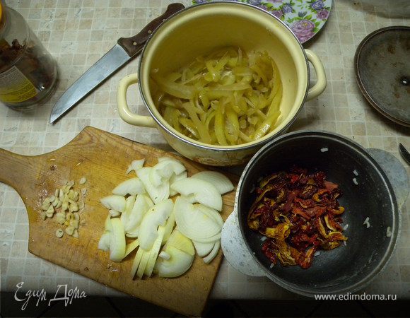 Добавить порезанный перец, помидор, 0,3 л воды. Накрыть крышкой. Тушить не помешивая 40 мин.