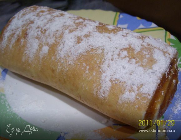 Сгущенку взбить с яйцами миксером, добавить соду, гашеную в уксусе, соль. Струйкой всыпаем муку, продолжая взбивать. Пергамент пропитываем маслом и укладываем на противень. Ровным слоем выкладываем тесто. Выпекаем при температуре 200 С 30 минут. Горячий корж смазываем повидлом, аккуратно сворачиваем в рулет, отделяя ножом от бумаги. Делать это нужно быстро, пока корж горячий, чтобы избежать ломки рулета. Посыпаем сахарной пудрой. ВСЕ!!!