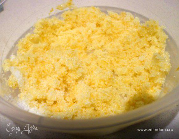 ПАННА КОТТА: Цедру и сахар смешать и растереть руками, чтобы "высвободить" эфирные масла для большего аромата.
