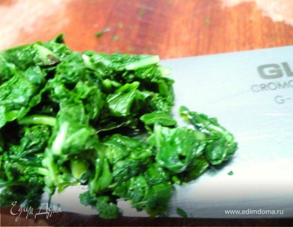Базилик бланшировать в кипящей воде пока он не станет ярко-зеленого цвета, 30-60 секунд. Откинуть. Обдать холодной водой. Отжать и произвольно нарезать. 
