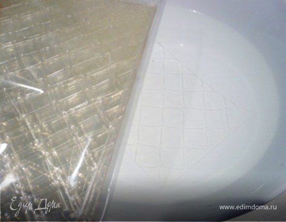 Сливки и молоко довести на среднем огне до кипения. Добавить сахар с цедрой и перемашать, пока сахар не растает. Снять с огня.
Отжать предварительно замоченный желатин и добавить в горячую молочную смесь. Размешать, пока желатин полностью не растворится. 