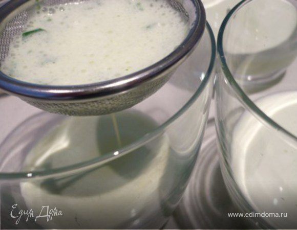 Добавить в молочную смесь базилик. Перелить смесь в блендер и измельчить. Процедить и разлить по бокалам. Поставить в холодильник. 
