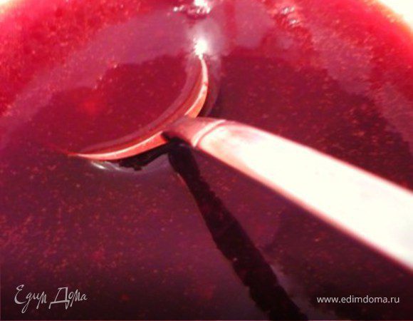 В маленькой кастрюлечке соединить сахар и 50 мл. воды. На среднем огне поварить 5-10 мин. до состояния легкого сиропа. Снять с огня и добавить 50 мл. этого сиропа (лишнее вылить) в малиновый сок. Добавить к малине замоченный ранее и отжатый желатин. Размешать пока желатин полностью не растворится. Остывшее желе налить сверху застывшей панна котты и поставить в холодильник до затвердения. 
