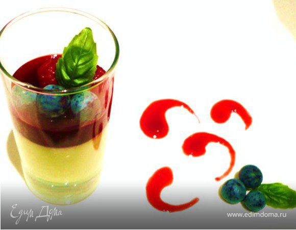 Подавать панна котту, украсив ягодами и листочками базилика. 
