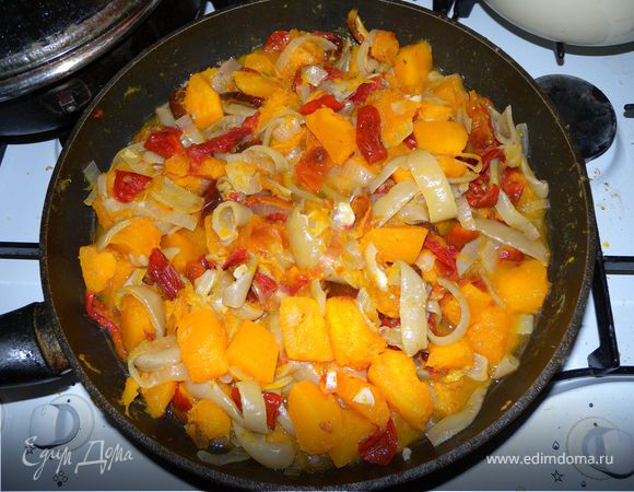 Вкинуть мелко порезанный чеснок и травы. Соль,перец по вкусу. Выключить, дать настояться. 