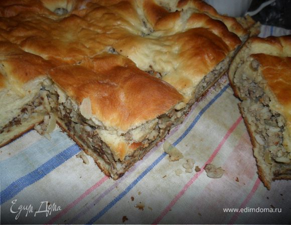 Приготовление теста: растопить на маленьком огне маргарин,добавить туда литр молока и подогреть всё на огне,не доводя до кипения,а просто чтоб было тёпленькое,снять с огня добавить туда дрожжи и насыпать стакан сахара.Дать постоять 30 минут. ДЖобавить туда яйцо и муку.всё перемешать и дать постоять 15 минут,закваска должна подойти.Потом высыпать туда оставшуюся муку и начать месить,до такой консинстенции чтобы тесто отстовало от рук.Поставить в тёплое место чтобы тесто подошло.выложить на стол с сделать низ для пирога и положить его на протвень.Выложить тула начинку приготовленную из печёнки,риса и лука и накрыть сверху тестом.Поставить в духовку на 20 минут.Приятного аппетита!!!