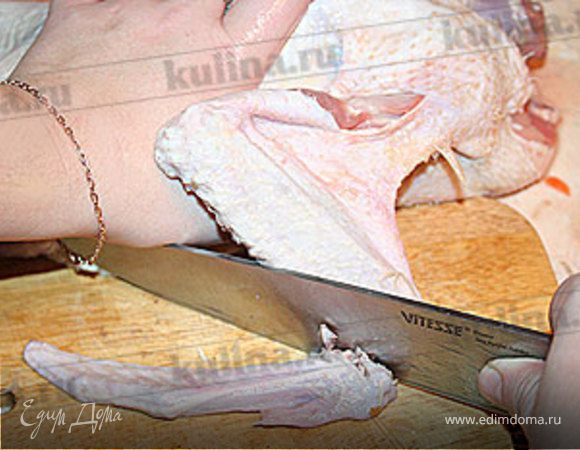 Перед приготовлением утки, ее следует разморозить. Для этого за пару дней до приготовления необходимо вытащить ее из морозилки в холодильник . Затем вытащить и при комнатной температуре размораживать еще 10 часов.
После того, как утка полностью разморозится, вымыть ее под струей холодной воды, удалить волосяной покров, если такой имеет место быть. Острым ножом отрезать верхние фаланги крыльев.