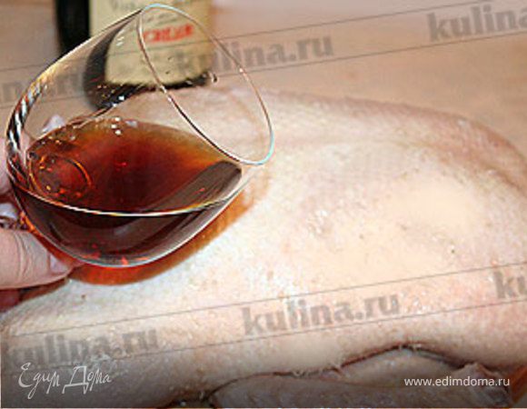 Дайте воде стечь, вытрите утку сухим полотенцем. Возьмите херес и натрите им утку со всех сторон, в том числе и внутри. Дайте ей полежать 10 минут при комнатной температуре.