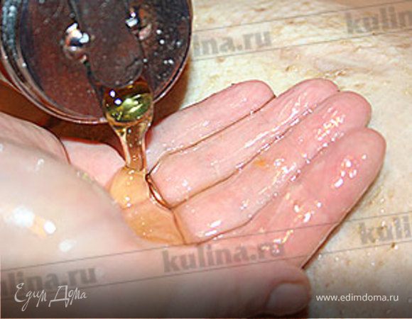 Через 12 часов смажьте утку медом тонким равномерным слоем. Верните в холодильник еще на 12 часов.