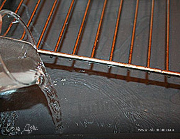 В противень налейте воды.