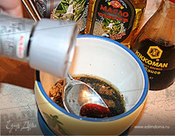 В емкость выложить имбирь, кунжутное масло, перец и соевый соус, хорошенько перемешать.