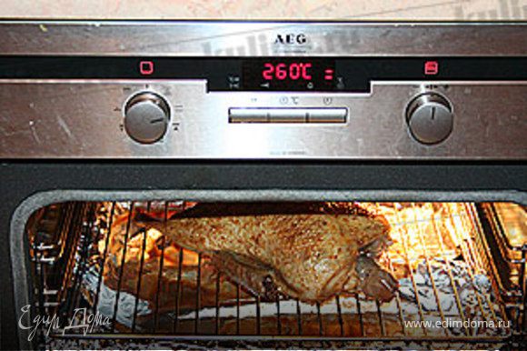 Увеличить температуру духовки до 260 градусов. Поместить утку на решетку обратно в духовку и запекать около 25 минут. Если утка начнет подгорать, уменьшите температуру и увеличьте время запекания.