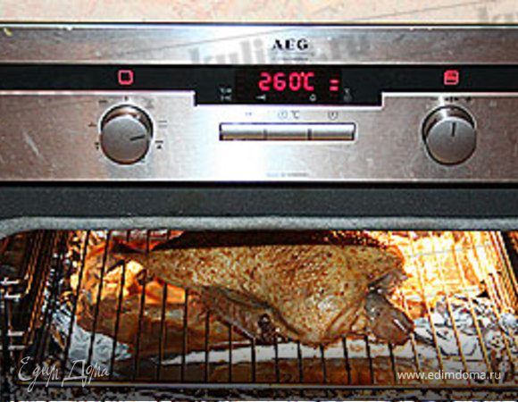 Увеличить температуру духовки до 260 градусов. Поместить утку на решетку обратно в духовку и запекать около 25 минут. Если утка начнет подгорать, уменьшите температуру и увеличьте время запекания.