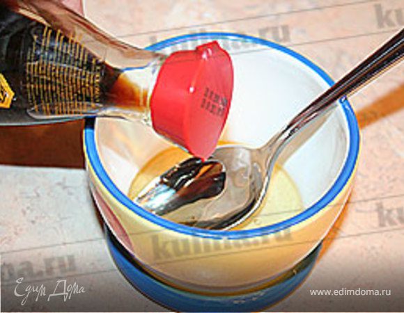 Соедините мед и соевый соус, взбейте смесь.