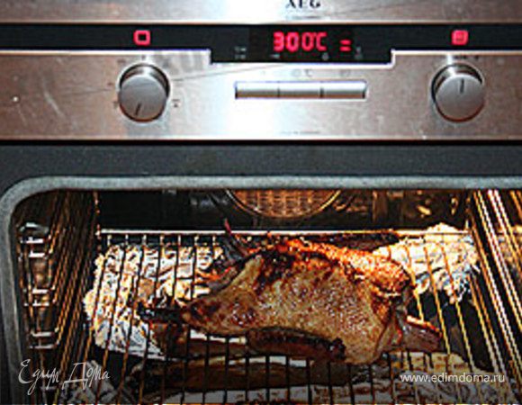 Поставьте духовку на режим - гриль. Запекайте 10 минут до золотистой хрустящей корочки.