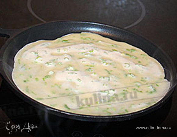 Для приготовления блинчиков смешайте муку с водой.Вбейте яйцо.Добавьте молоко.Добавьте масло.Зеленый лук измельчите и всыпьте в тесто, перемешайте массу.Разогрейте на плите тефлоновую сковороду . Не смазывая сковороду маслом выпекайте тонкие блинчики.