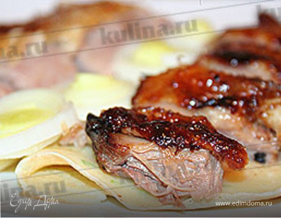 Подавайте утку с блинчиками, соевым соусом и луком-пореем