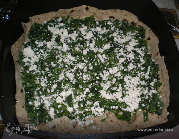 Сверху насыпать зелень и накрошить немного брынзы.Вместо брынзы можно взять не жирный творог.