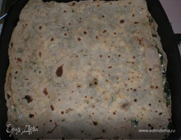 Таким способом выложить все слои.Последний лаваш не смазывать и не посыпать зеленью.