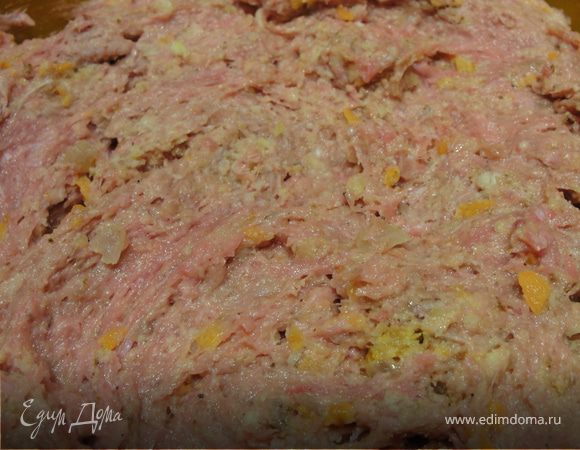 Лук мелко порезать, морковь натереть на крупной терке. Овощи поджарить на раст. масле. Затем пропустить через мясорубку сыр, орехи и пережаренные овощи. Все соединить с фаршем . Посолить, поперчить и хорошенько перемешать
