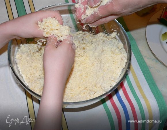 3/4 стакана сахара растереть с желтком, смешать с мукой и маргарином. Нужно немного помесить массу руками. В результате должна получиться рассыпчатая масса, состоящая из маленьких комочков. Мне тут сынишка помогает, на фото:)