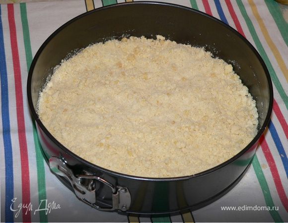 2/3 этой массы высыпаем в разъемную форму, смазанную маргарином.