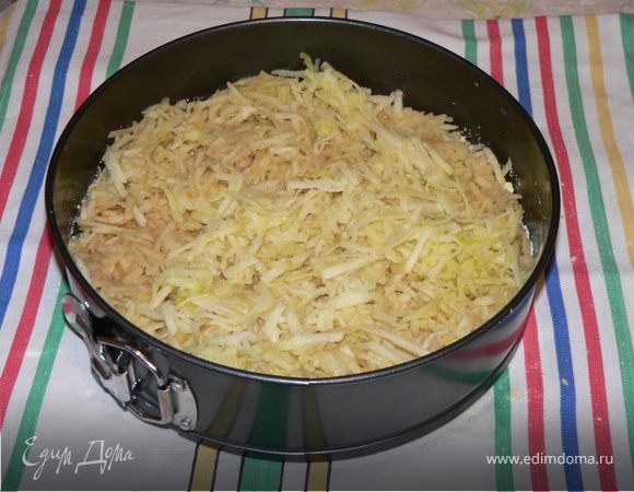 Яблоки трем на терке, выкладываем на наше рассыпчатое тесто в форму и сбрызгиваем лимонным соком.