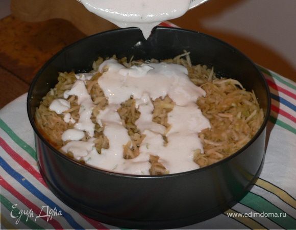 Оставшиеся 3/4 стакана сахара растираем с яичным белком (взбивать в пену не нужно), и выкладываем на яблоки. Я туда еще цедру лайма добавила, но можно ее просто с яблоками смешать.