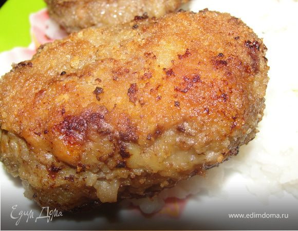 Сформировать котлетки, запанировать в муке, обмакнуть во взбитое яйцо, а затем обвалять в сухарях. Жарить до золотистой корочки.