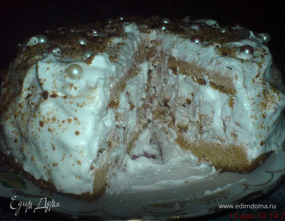 Белки взбить до "пиков" и,не прекращая взбивать,тонкой струйкой вливать сахарный сироп,взбивать ещё около 10мин.(добавить ванилин)
Не смотря на,кажущуюся сложность процесса,крем готовится очень быстро.И,не бойтесь "ошибиться"-всё равно получится...