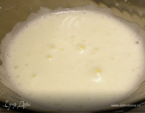 Хорошо взбить яйца с щепоткой соли.