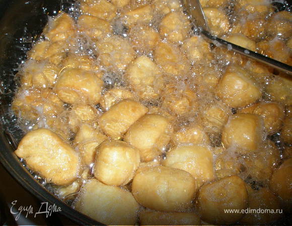 В сковородку налить масло. Сковородка и масло должны быть ХОЛОДНЫМИ! Положить колобки в масло и жарить на среднем огне пока не подрумянятся. 