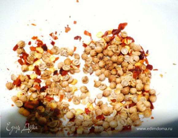 В ступке раскрошить чили и семена кориандра. Добавить зелень, чеснок, лимонный сок и свежемолотый перец.
