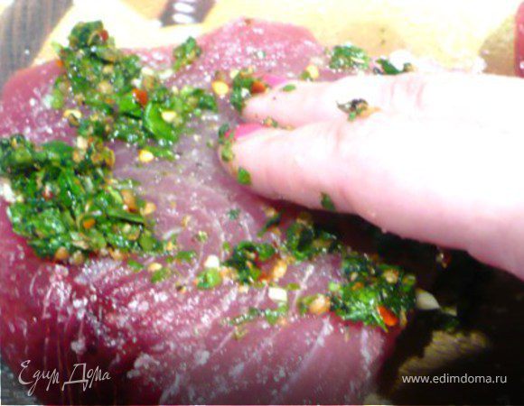 Стейки посолить и натереть ароматной смесью. 
