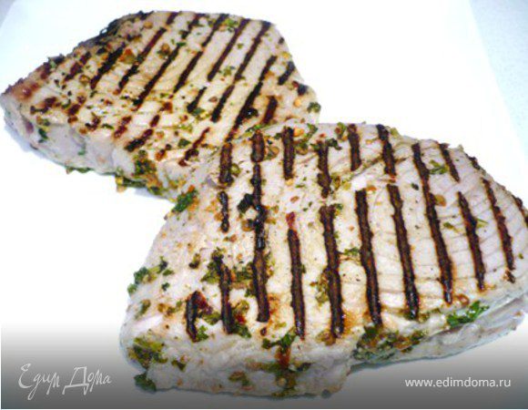 Очень горячую сковороду-гриль смазать немного оливковым маслом и обжарить стейки 45-60 секунд с каждой стороны, в зависимости от толщины стейка. 
