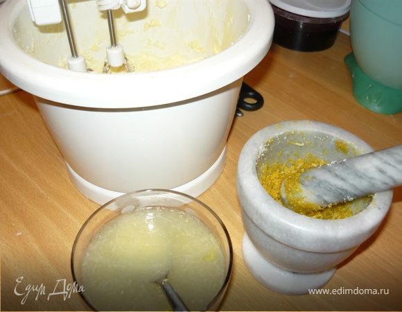 
Цедру лимонов перетереть с сахарным песком в ступке, смещать с соком лимонов. Размягченное сливочное масло взбить с сахарной пудрой до посветления. Добавить сгущенное молоко, взбить. Добавить лимонный сок с цедрой, взбить до однородности.	