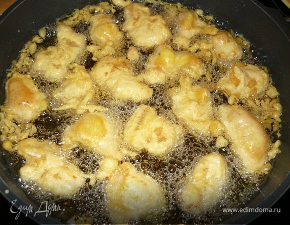 Кусочки рыбы вилкой обмакивать в кляр и опускать в раскаленное масло. Масла должно быть много - рыба в нем плавает. Жарится быстро - минуты 2-2. Шумовкой доставать кусочки рыбы и выкладывать на бумажное полотенце, чтобы излишки жира впитались. 