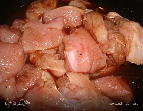 готовим маринад. Смешиваем специи, вино и соевый соус. Филе режем на кубики.
Морковь полукольцами, морковь тонкой соломкой. Заливаем филе маринадом, и оставляем мариноваться не меньше чем 30 минут. Чем дольше - тем лучше
