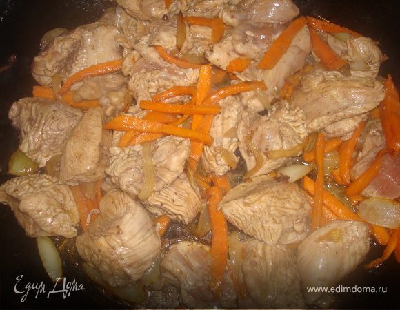 А пока маринуется филе - обжариваем овощи.После добавим в них мяско, без маринада, и снова немного обжарим.