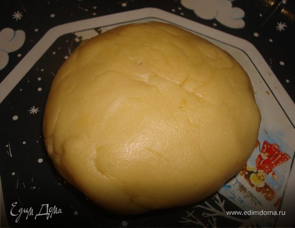 Тесто лучше приготовить в комбайне. Смешать муку и размягченное сливочное масло, добавить лимонную цедру, несколько ложек воды и щепотку соли. Вымесить гладкое эластичное тесто. Духовку разогреть до 200°С.