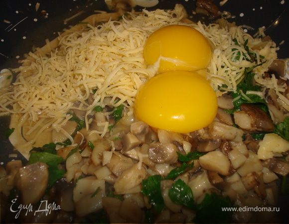 мелко нарезаем грибочки, слегка обжариваем их на сливочном масле, добавим в них тертый сыр, два желтка, и соус бешамель, посолим, поперчим.и все эту массу выложим в нашу только что испеченную форму. и отправим в духовочку, еще минут на 40(нужно следить, у меня ушло меньше времени....)