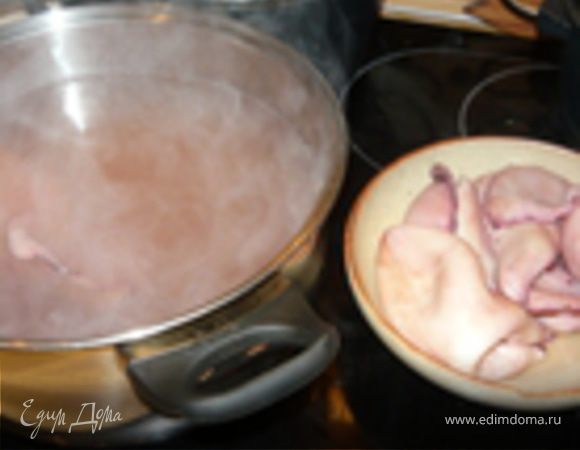 Почистить кальмары. С недавнего времени я перестала заморачиваться тщательным снятием их фиолетовой кожицы, удаляю внутренности, вынимаю их хрящевые стрелки и снимаю ту кожицу, которая снимается. Остальная или сама отвалится в воде, или потом куда-то растворится. Мне даже кажется, что с кожицей они ароматнее! Самое главное в кальмарах - не переварить. Опять с недавних пор варю кальмары строго по одному - кидаю в кипящую воду, засекаю минуту с момента, как их туда кинула, а не с момента закипания, вынимаю. Все - кальмар сварился. И так с каждым. Несмотря на кажущуюся сложность, получается на удивление быстро. Сваренные кальмары порезать соломкой.