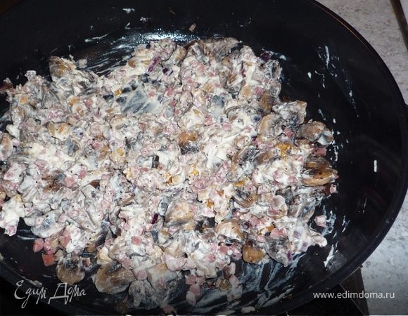 На сковороде на оливковом масле растопить грудинку, переложить на тарелку. В этом жире обжарить шампиньоны в течение 2-х минут. Добавить шалфей, лук и чеснок, жарить еще 3 минуты. Добавить грудинку. Снять сковороду с огня.
Добавить нарубленный грецкий орех и 2 ст.л. рикотты, аккуратно перемешать. Посолить (либо можно вообще не солить, т.к. 

грудинка и так соленая), поперчить.