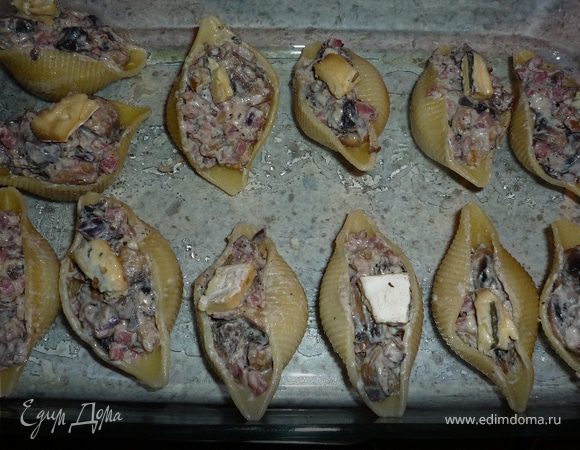 Форму для запекания смазать маслом и выкладывать на нее нафаршированные грибной смесью ракушки. Сыр Горгонзола разделить на 2 части. Одну часть порезать на маленькие кусочки и  выложить сверху каждой ракушки. Запечь в духовке 3-5 минут при температуре 

180°C.