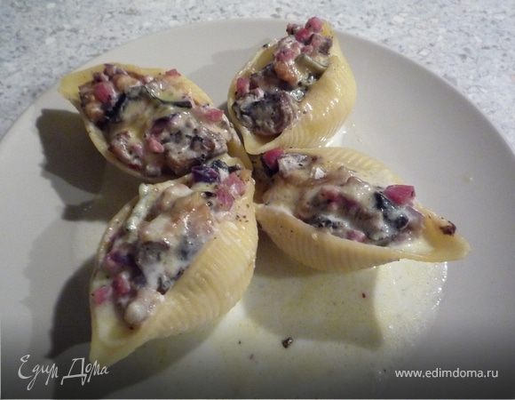 Тем временем готовим соус. Вскипятить молоко, добавить оставшуюся рикотту и Горгонзола. Перемешать до полного расплавления сыра. Приправить солью (очень немного), перцем и сахаром. Ракушки выложить на тарелку, полить соусом, украсить шалфеем. 

Приятного аппетита!